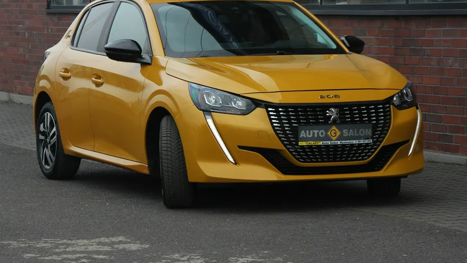 PEUGEOT 208 -