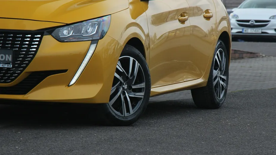 PEUGEOT 208 -