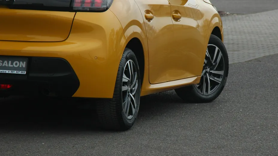 PEUGEOT 208 -