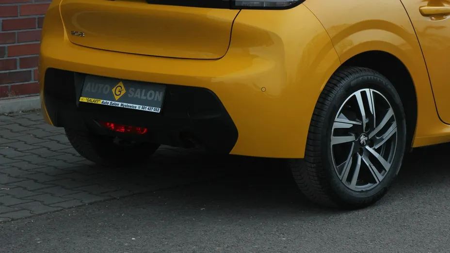 PEUGEOT 208 -