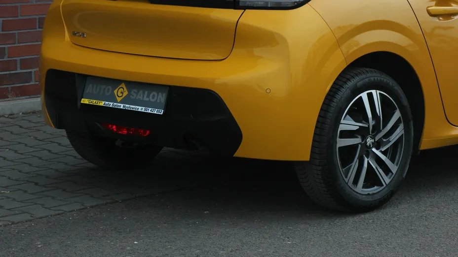 PEUGEOT 208 -