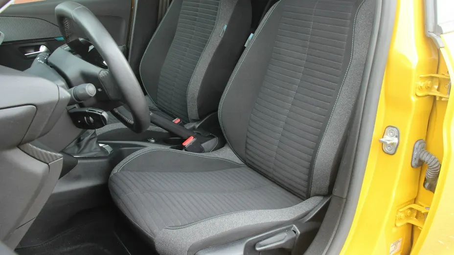 PEUGEOT 208 -