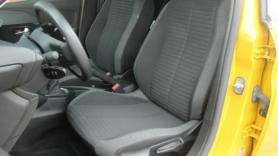 PEUGEOT 208 -