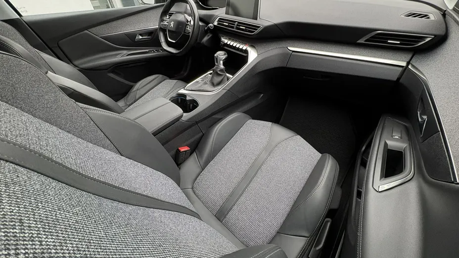 PEUGEOT 3008 -
