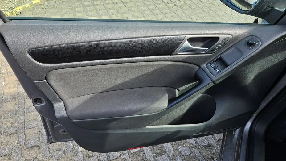 VOLKSWAGEN Golf -