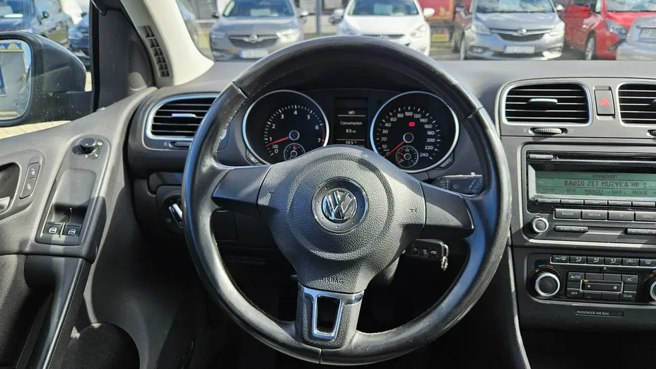 VOLKSWAGEN Golf -