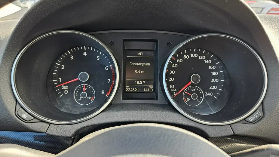 VOLKSWAGEN Golf -