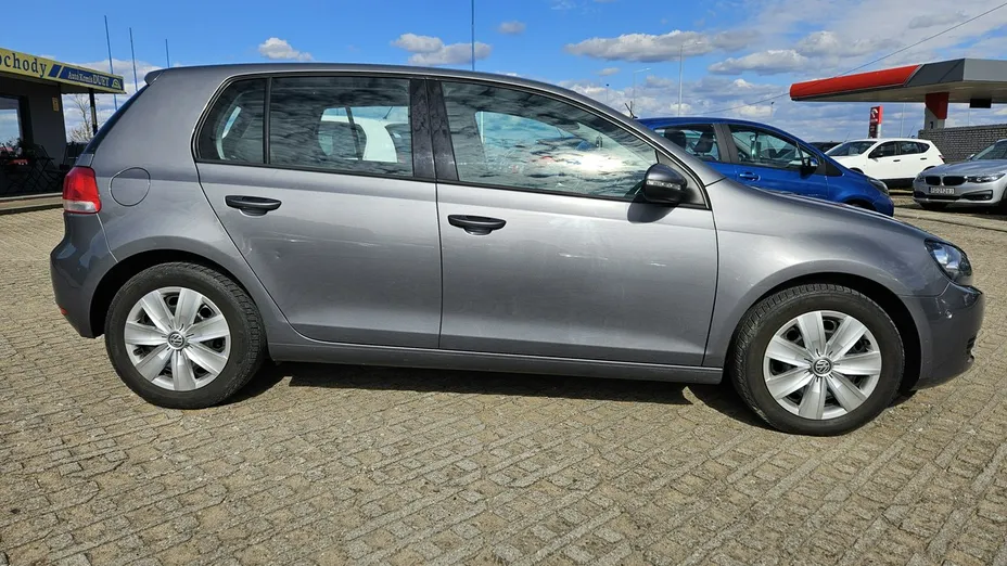 VOLKSWAGEN Golf -