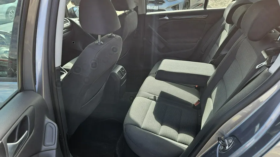 VOLKSWAGEN Golf -