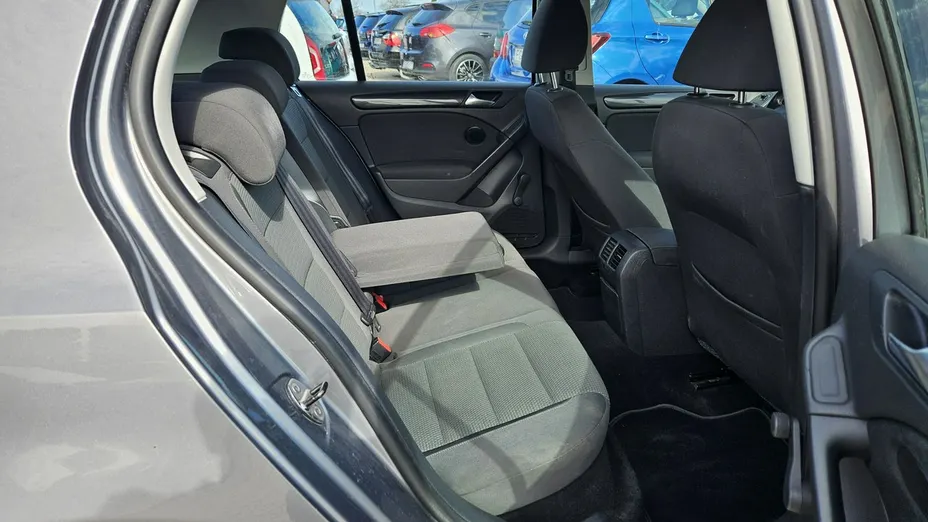 VOLKSWAGEN Golf -