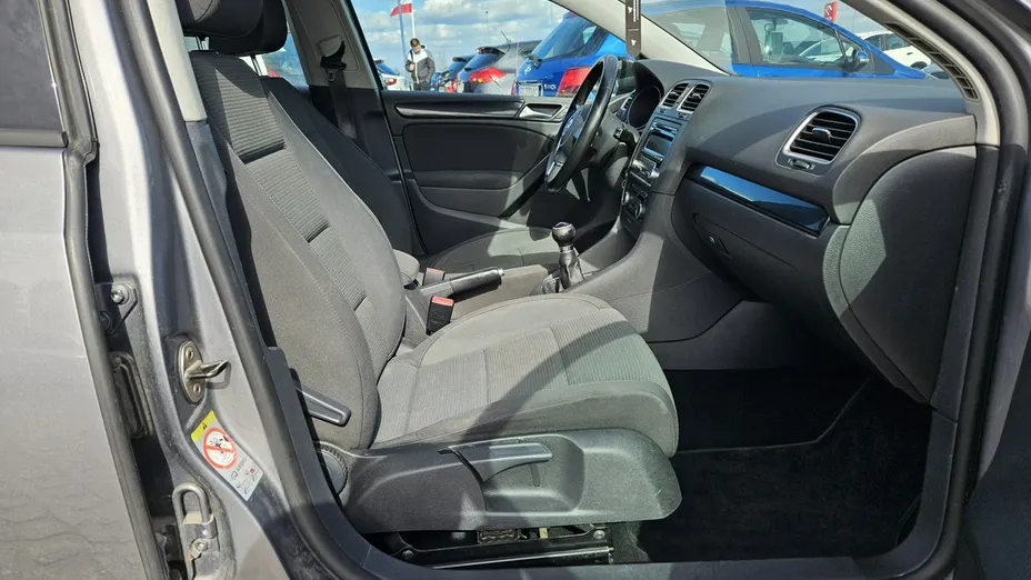 VOLKSWAGEN Golf -