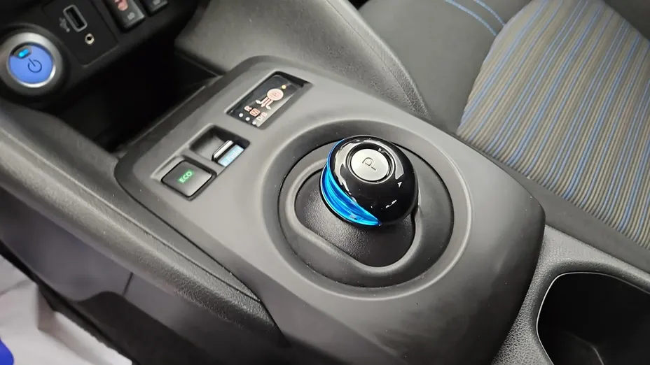 NISSAN Leaf -