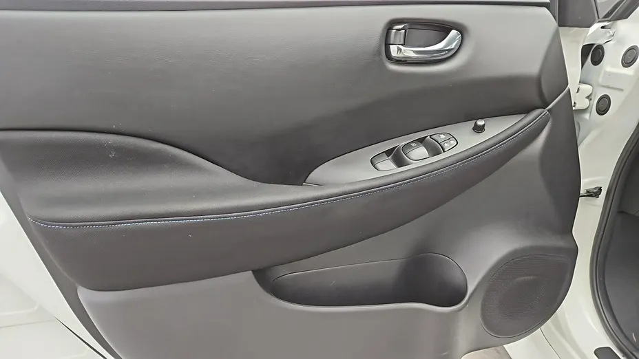 NISSAN Leaf -