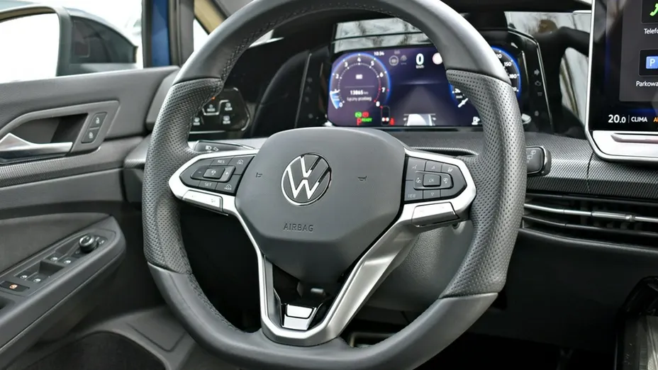 VOLKSWAGEN Golf -
