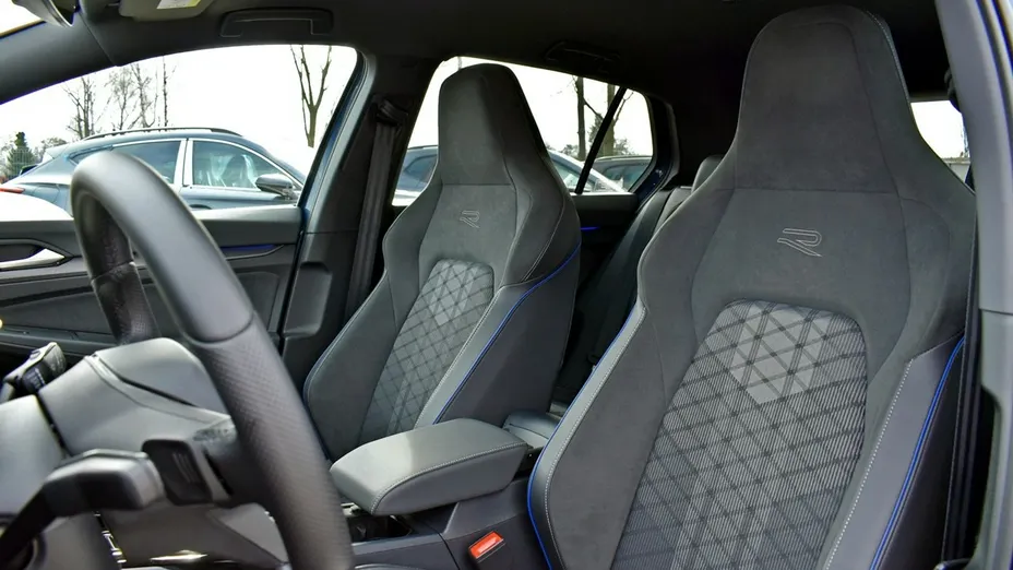VOLKSWAGEN Golf -