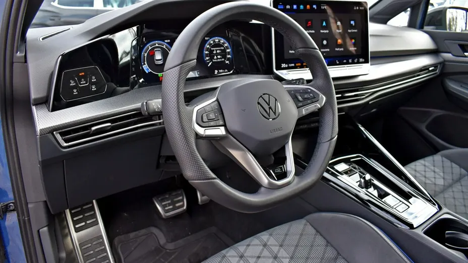 VOLKSWAGEN Golf -