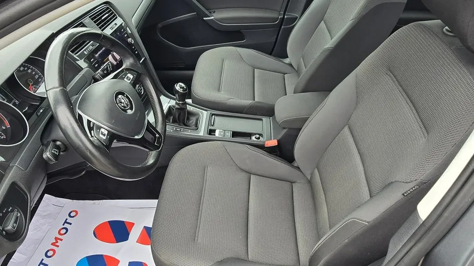 VOLKSWAGEN Golf -