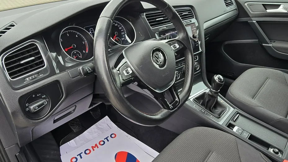 VOLKSWAGEN Golf -