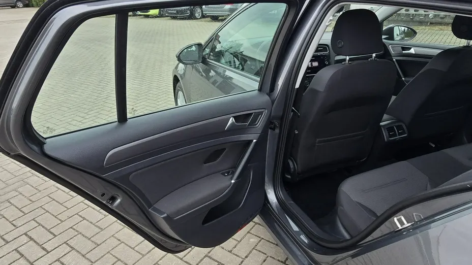 VOLKSWAGEN Golf -