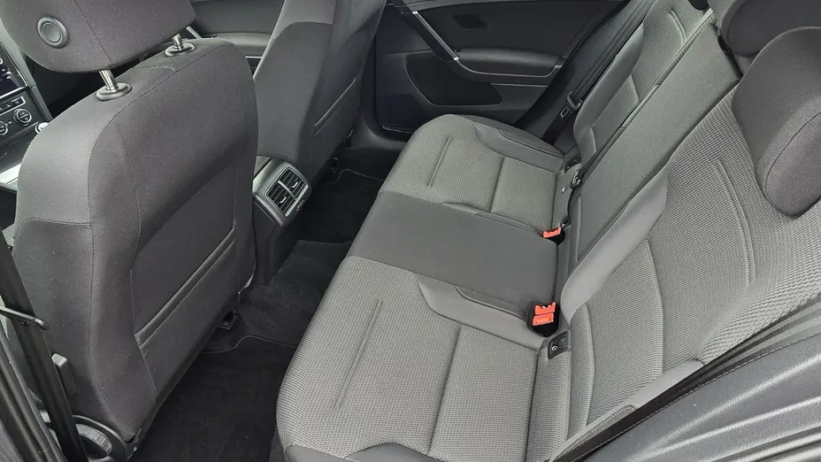 VOLKSWAGEN Golf -