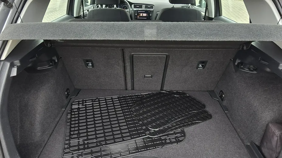 VOLKSWAGEN Golf -