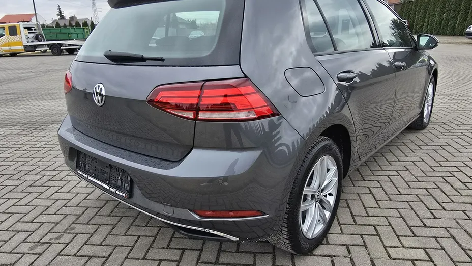 VOLKSWAGEN Golf -
