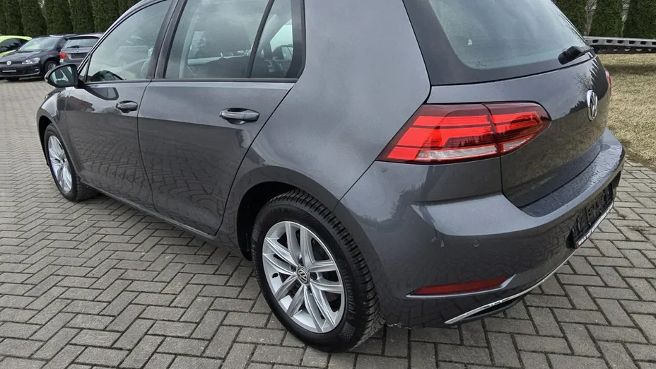VOLKSWAGEN Golf -