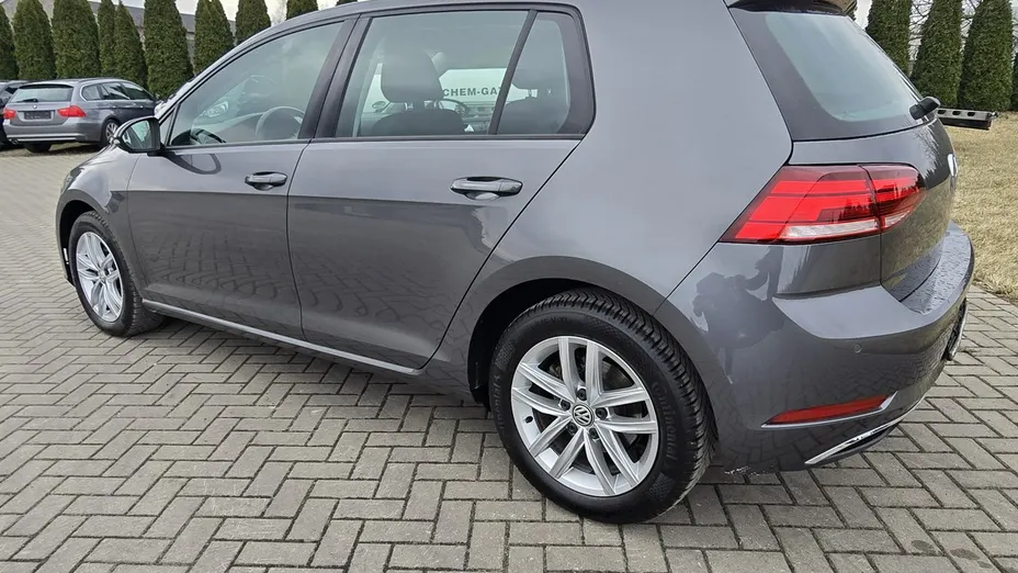 VOLKSWAGEN Golf -