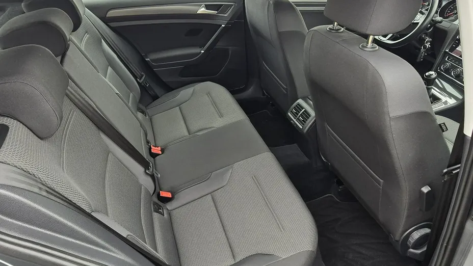 VOLKSWAGEN Golf -