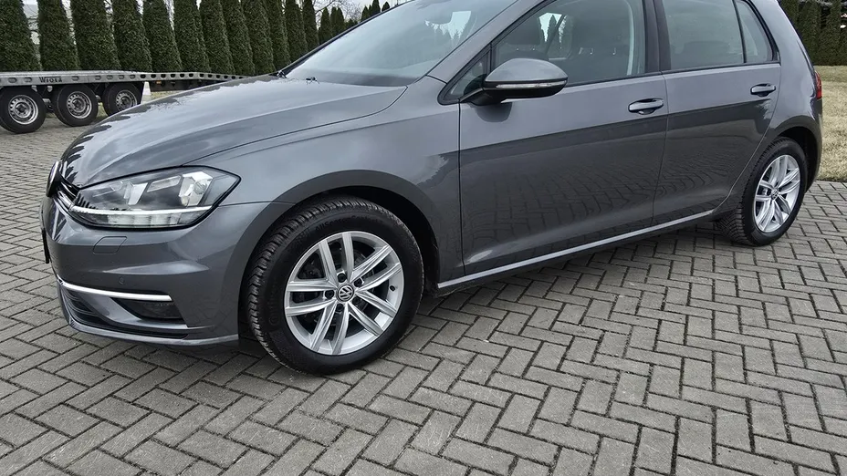 VOLKSWAGEN Golf -