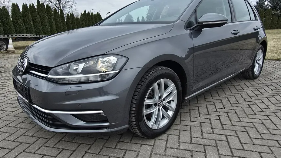 VOLKSWAGEN Golf -