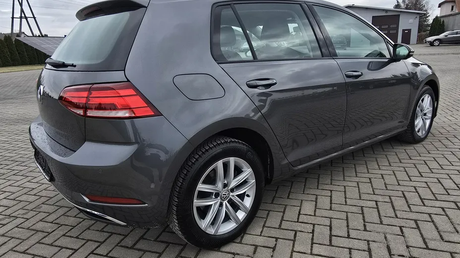 VOLKSWAGEN Golf -