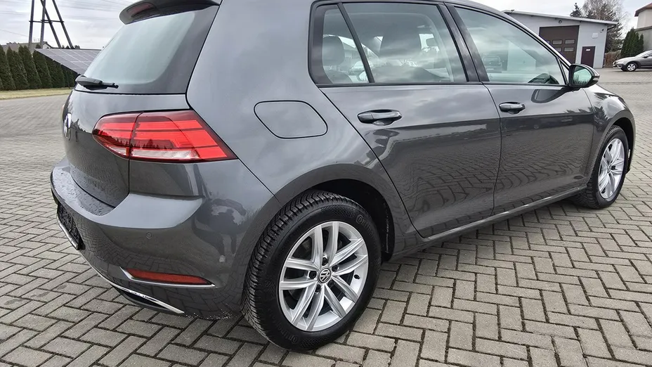 VOLKSWAGEN Golf -