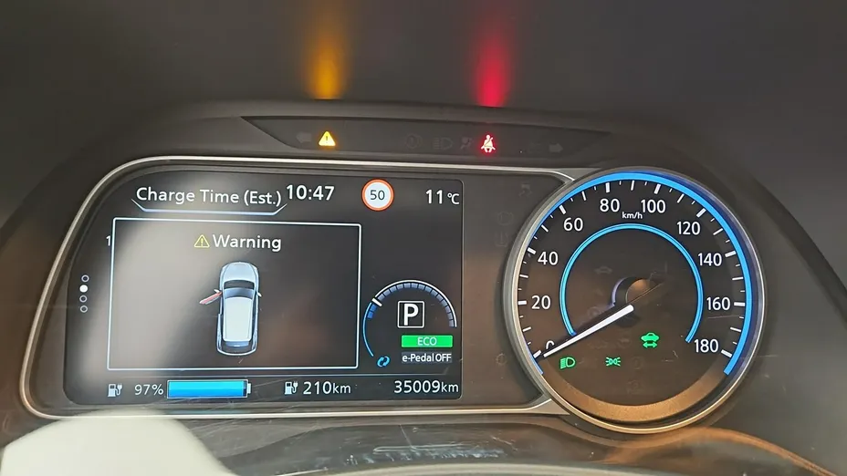 NISSAN Leaf -