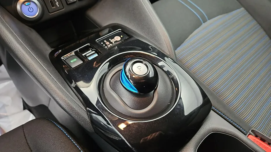 NISSAN Leaf -