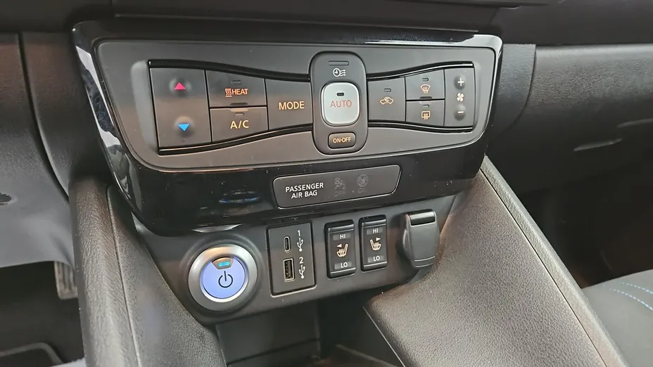 NISSAN Leaf -