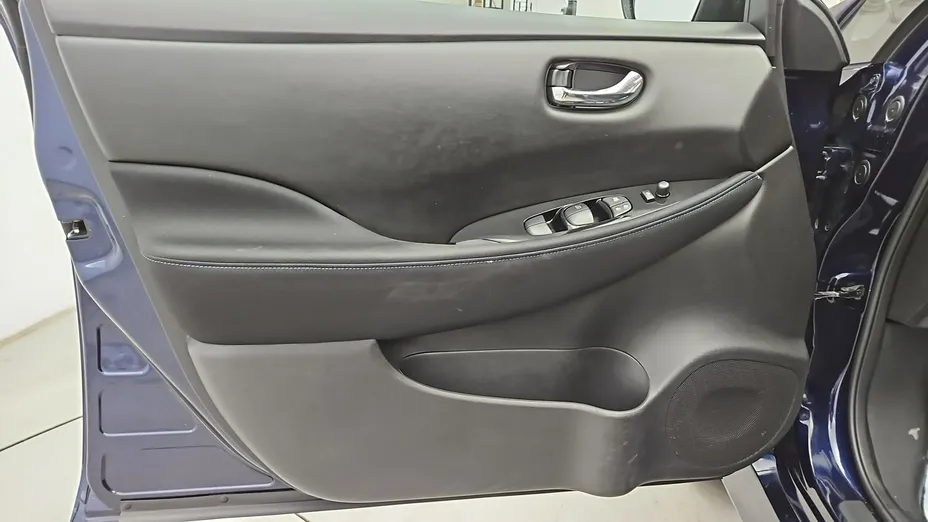NISSAN Leaf -