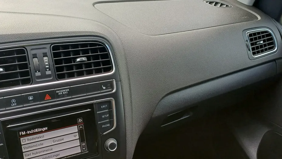 VOLKSWAGEN Polo -