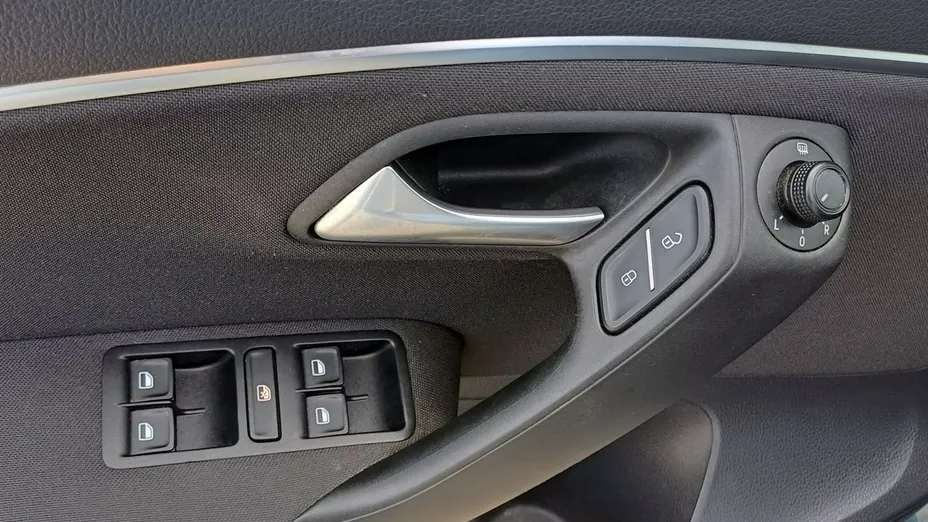 VOLKSWAGEN Polo -