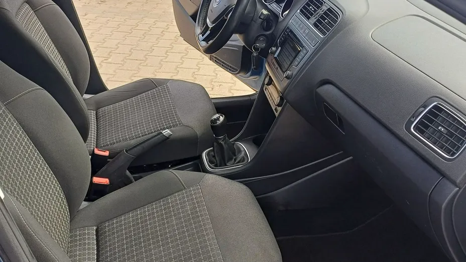 VOLKSWAGEN Polo -