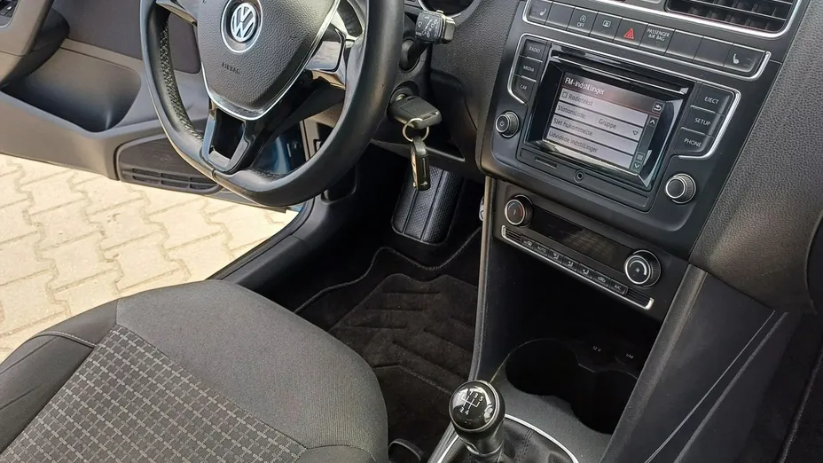 VOLKSWAGEN Polo -