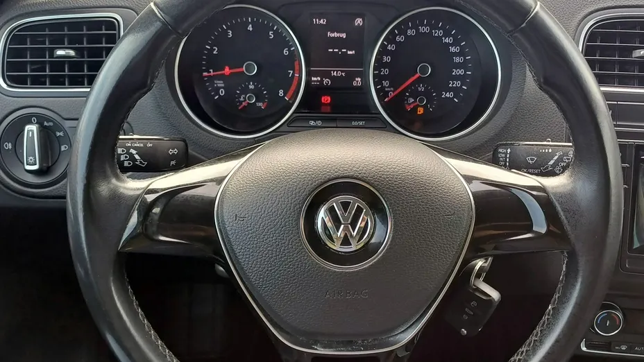 VOLKSWAGEN Polo -