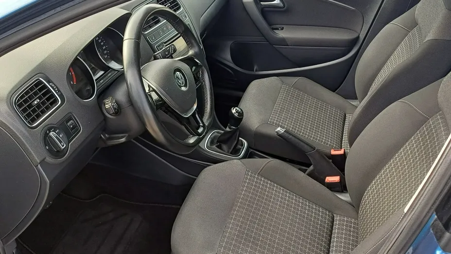 VOLKSWAGEN Polo -