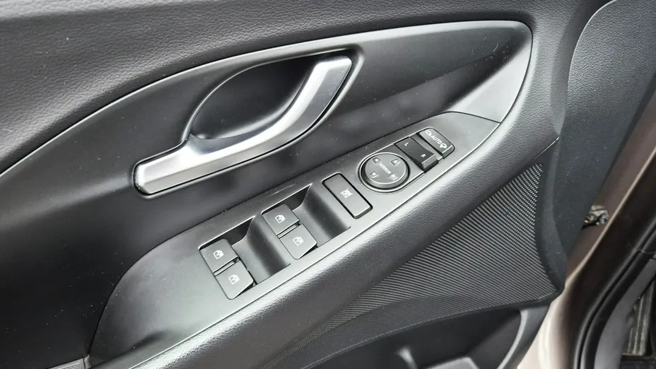 HYUNDAI i30 -