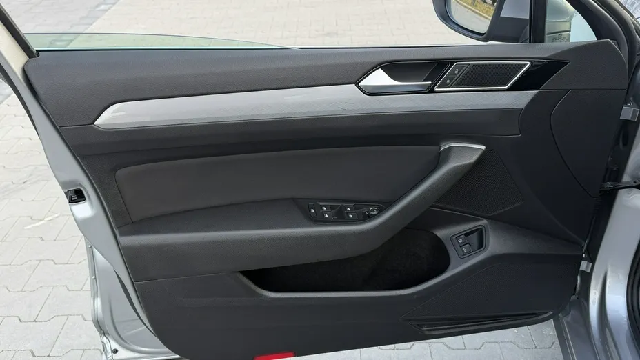VOLKSWAGEN Passat -