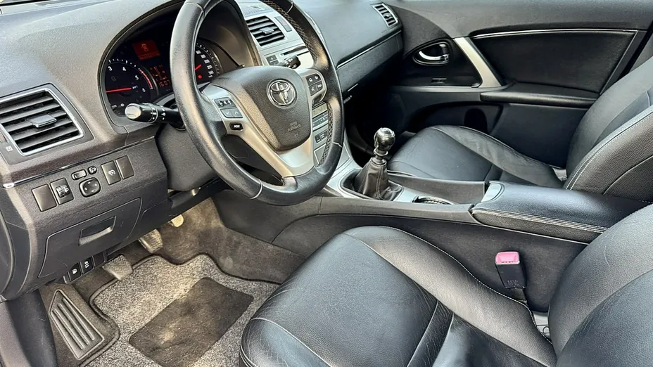 TOYOTA Avensis -