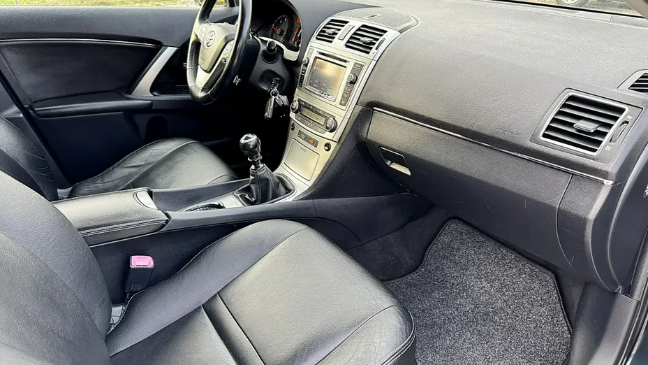 TOYOTA Avensis -