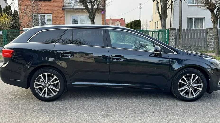 TOYOTA Avensis -