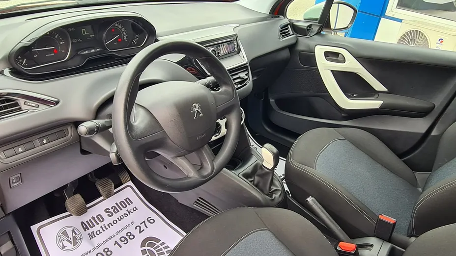 PEUGEOT 208 -