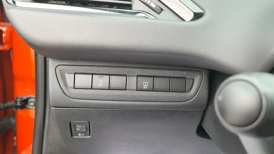 PEUGEOT 208 -
